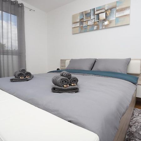 Apartman Perla Deluxe โปเรช ภายนอก รูปภาพ