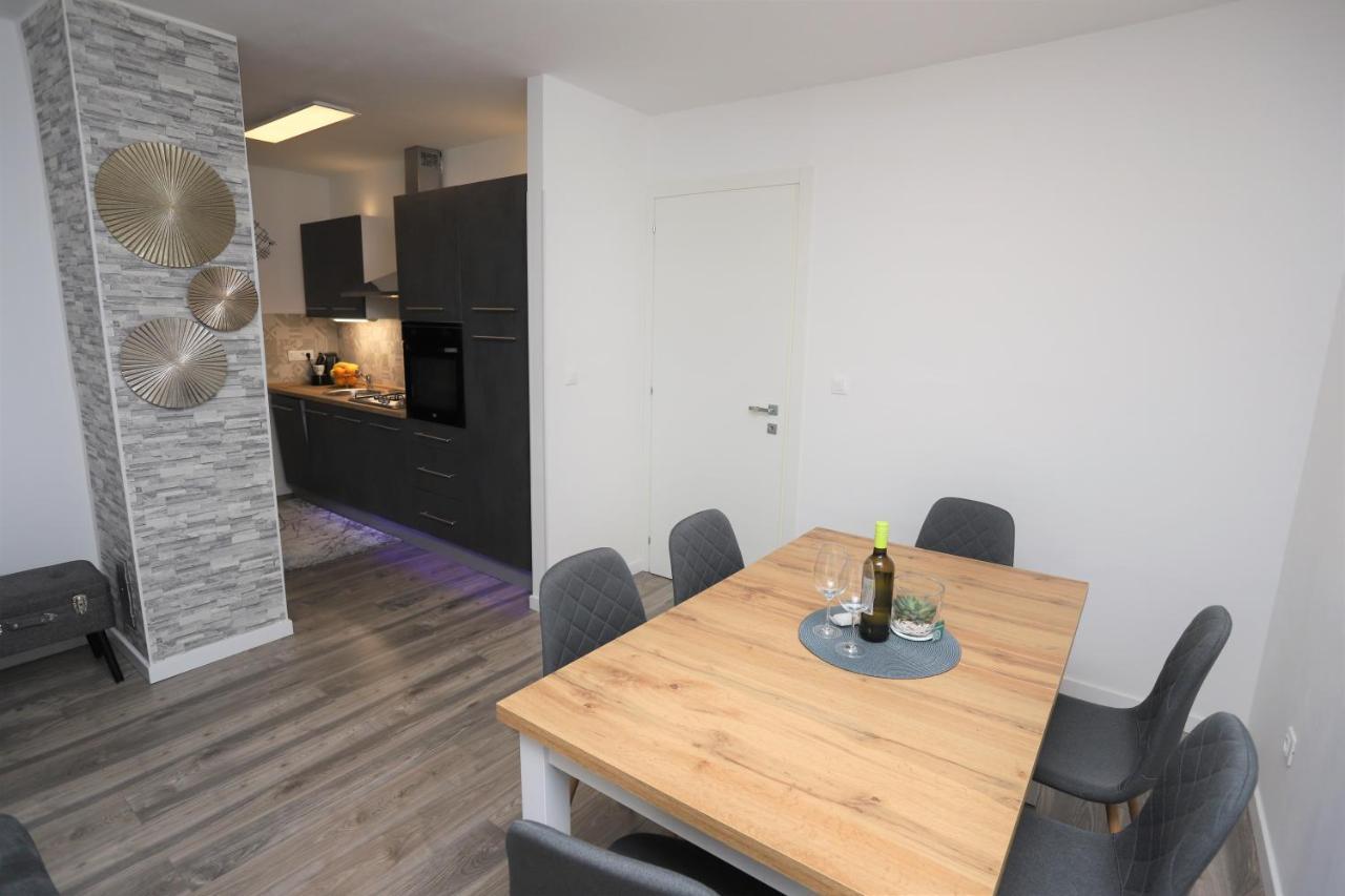 Apartman Perla Deluxe โปเรช ภายนอก รูปภาพ