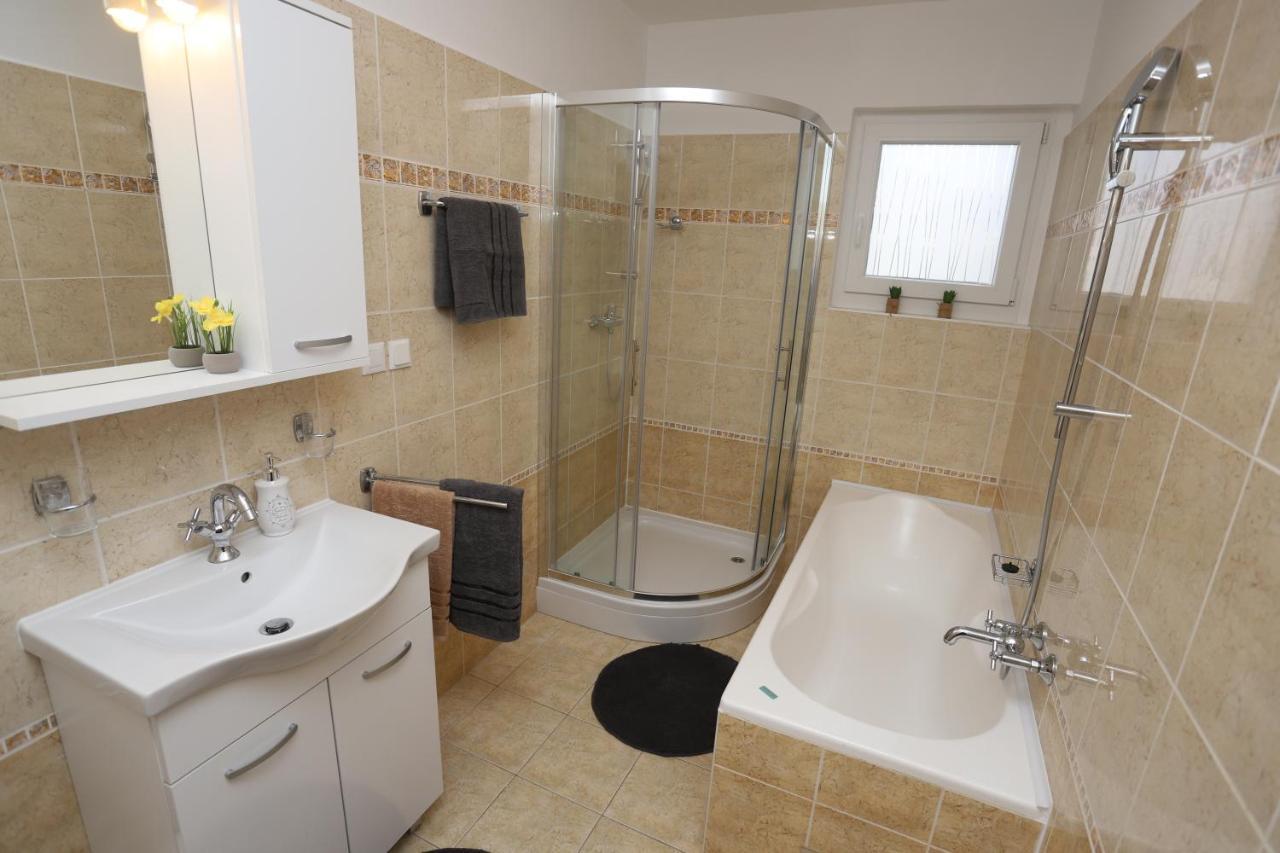 Apartman Perla Deluxe โปเรช ภายนอก รูปภาพ