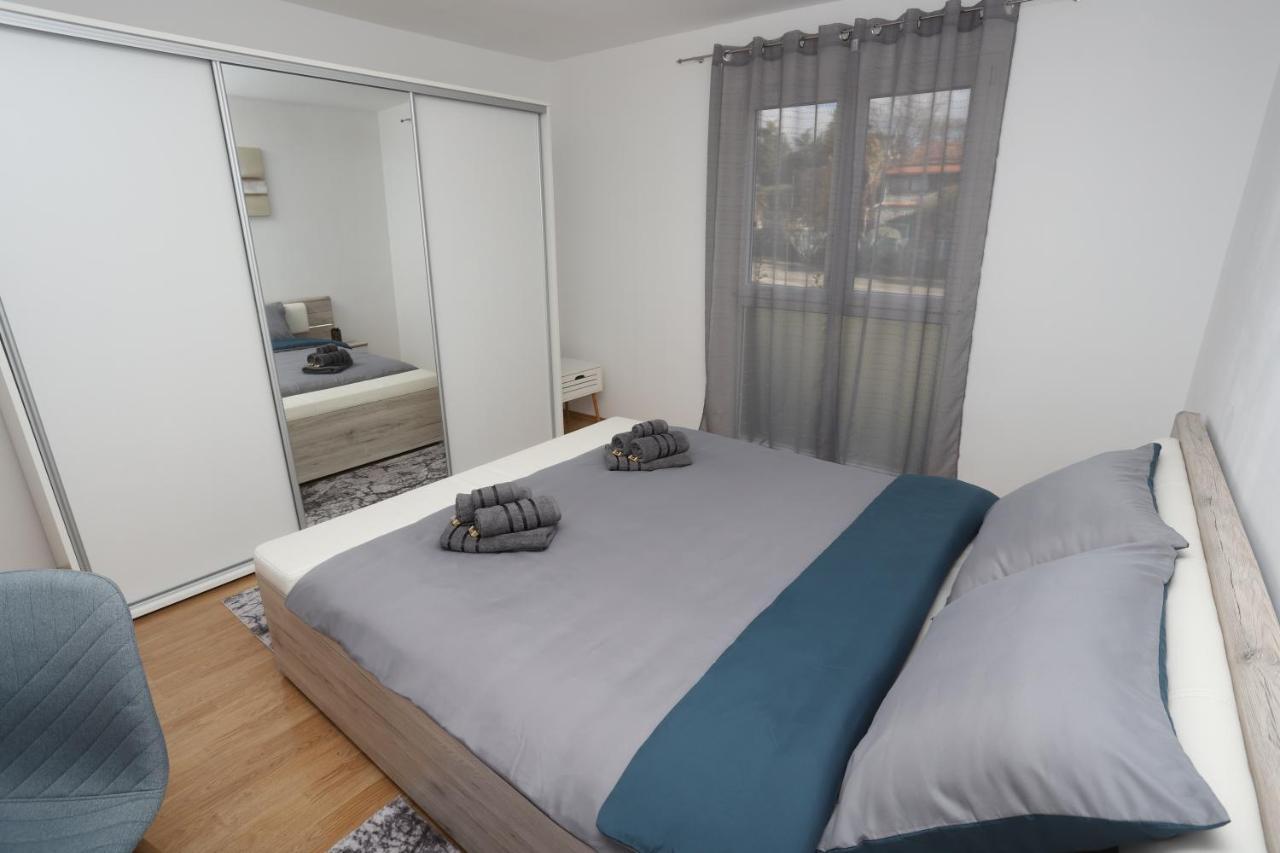 Apartman Perla Deluxe โปเรช ภายนอก รูปภาพ