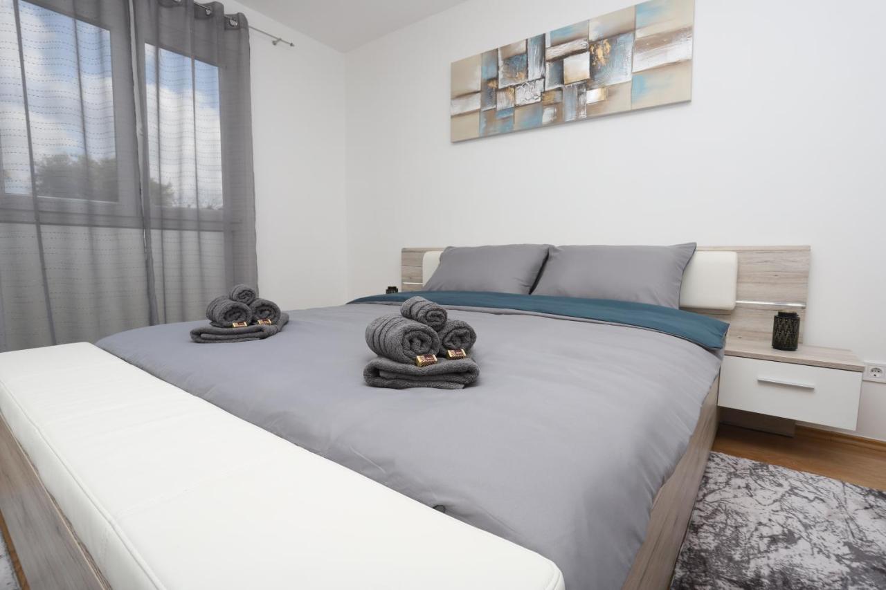 Apartman Perla Deluxe โปเรช ภายนอก รูปภาพ